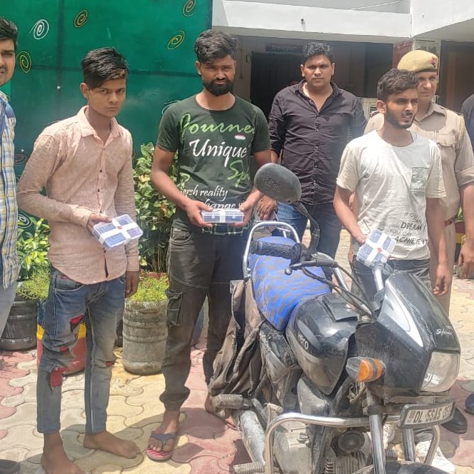 ghaziabadpolice's tweet photo. गाजियाबाद पुलिस को मिली बडी सफलता,क्राइम ब्रांच गाजियाबाद व थाना साहिबाबाद पुलिस द्वारा द्वारा 03 अन्तर्राज्यीय शातिर लुटरे  गिरफ्तार,लूट के 06 मोबाइल व चोरी की मोटरसाइकिल बरामद ।

अभियुक्त लईक पर दर्ज है लूट व चोरी की धाराओ में करीब 29 अभियोग। https://t.co/isv2Q2vbZH