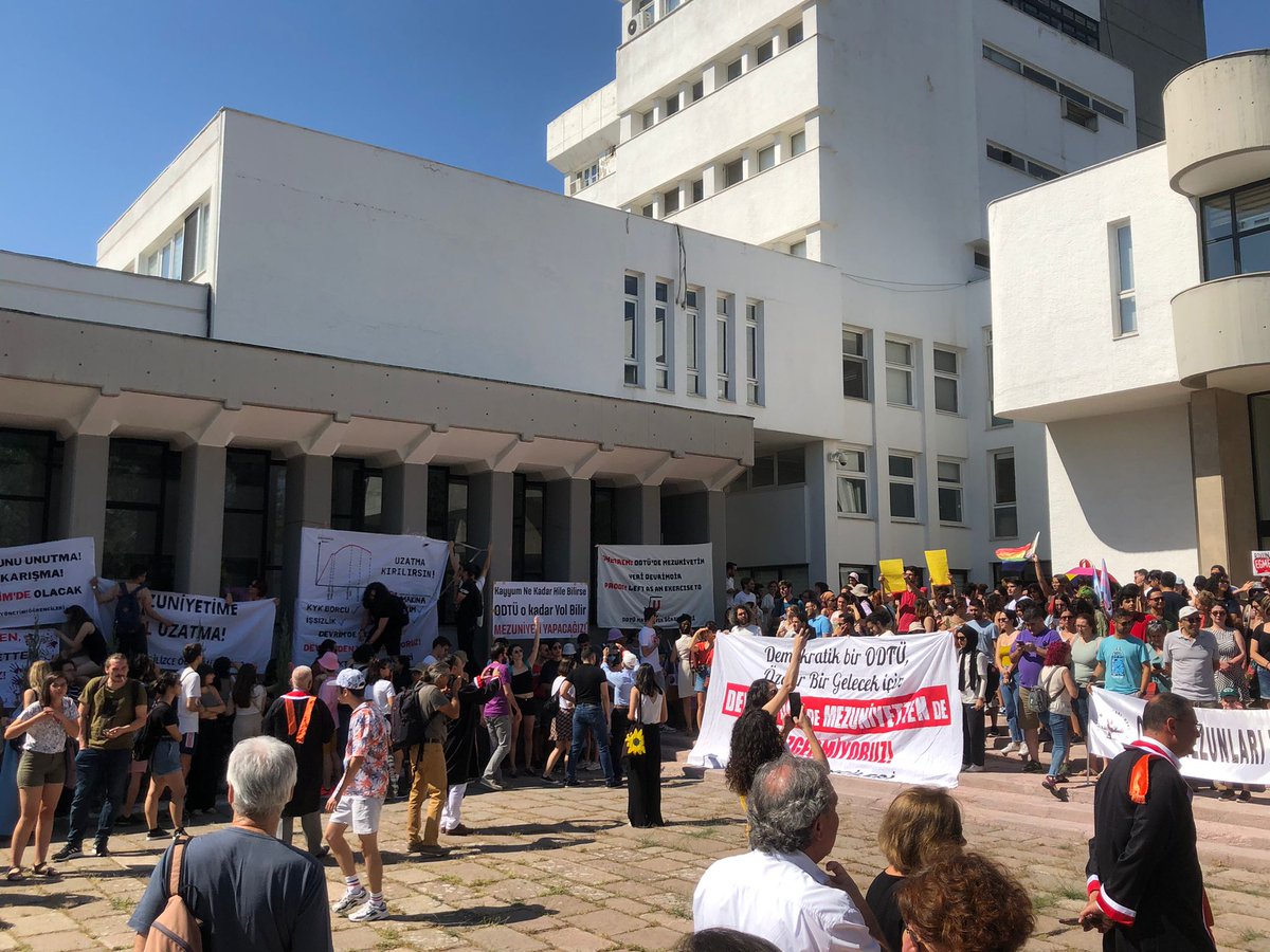 Tüm ODTÜ bileşenlerinin katılımıyla rektörlük önünde eylemimizi gerçekleştirdik. Buradan tekrar duyuruyoruz, rektörlük 6 Ağustos'ta mezuniyeti yapmayı üstlense de üstlenmese de mezuniyet DEVRİM'de yapılacak. Ne iktidar ne rektör ODTÜ bizimdir!
#ODTÜMezuniyetininYeriDevrimdir