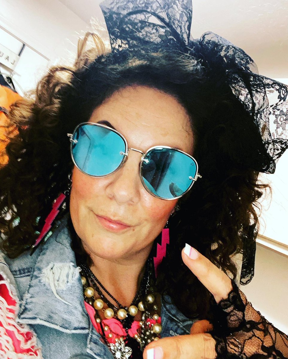 Suddenly seeking Jill &amp; AJ #80’s #iwearmysunglassesat🌚