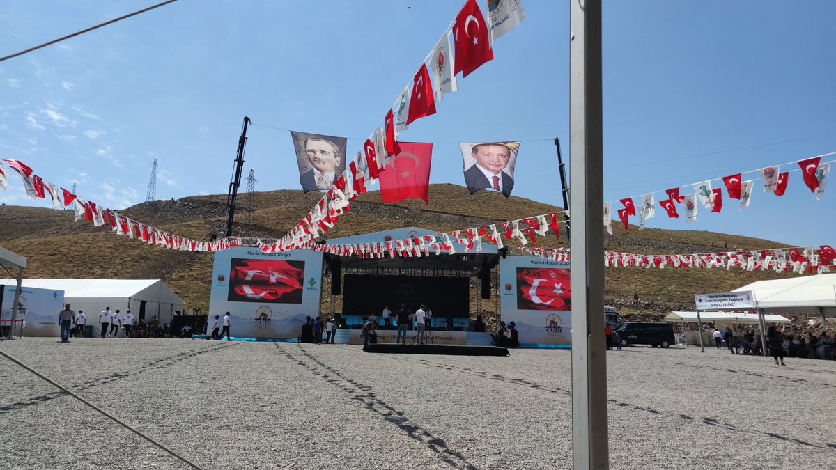 Bir kaç sene öncesine kadar, Cudi'nin eteğinden selâm diye fotoğraf paylaşırdık 🤭 Şuan Cudi'nin tepesinden selâm diyoruz 🤗 Hz.Nuh (a.s)'ın gemisinin oturduğu mubarek mekandan duâmız, artık bölgemizin huzura kavuşup güzelliklerin yaşanması
#cudi #şehrinuh #şrınak #cizre #silopi