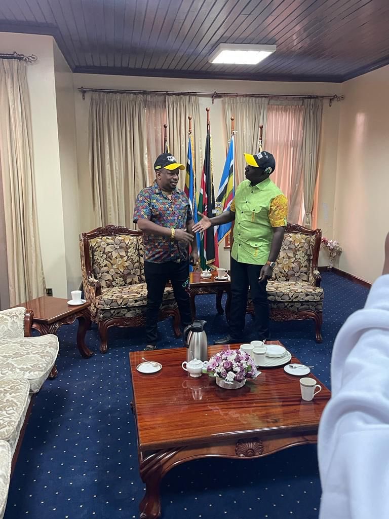 Hasan Omar Sarai is the Luckiest politician of all Time. Hii kitu ya Mombasa Ashabeba with Mike sonko now in Kenya kwanza.. Things Turning bitter for Azmio shenanigans 😂😂