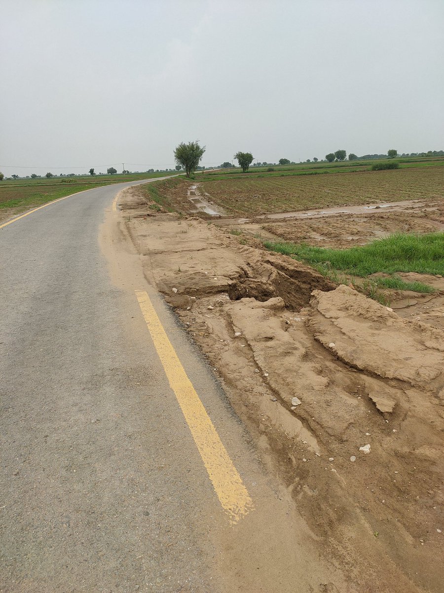 AfaqDurrez's tweet photo. Newly constructed road at Chawli Chakwal is eroding from shoulders. @DC_Chakwal should look into it and ask the contractor to repair. It was recently constructed and a month back shoulders were erected https://t.co/flrOGIVaMz
