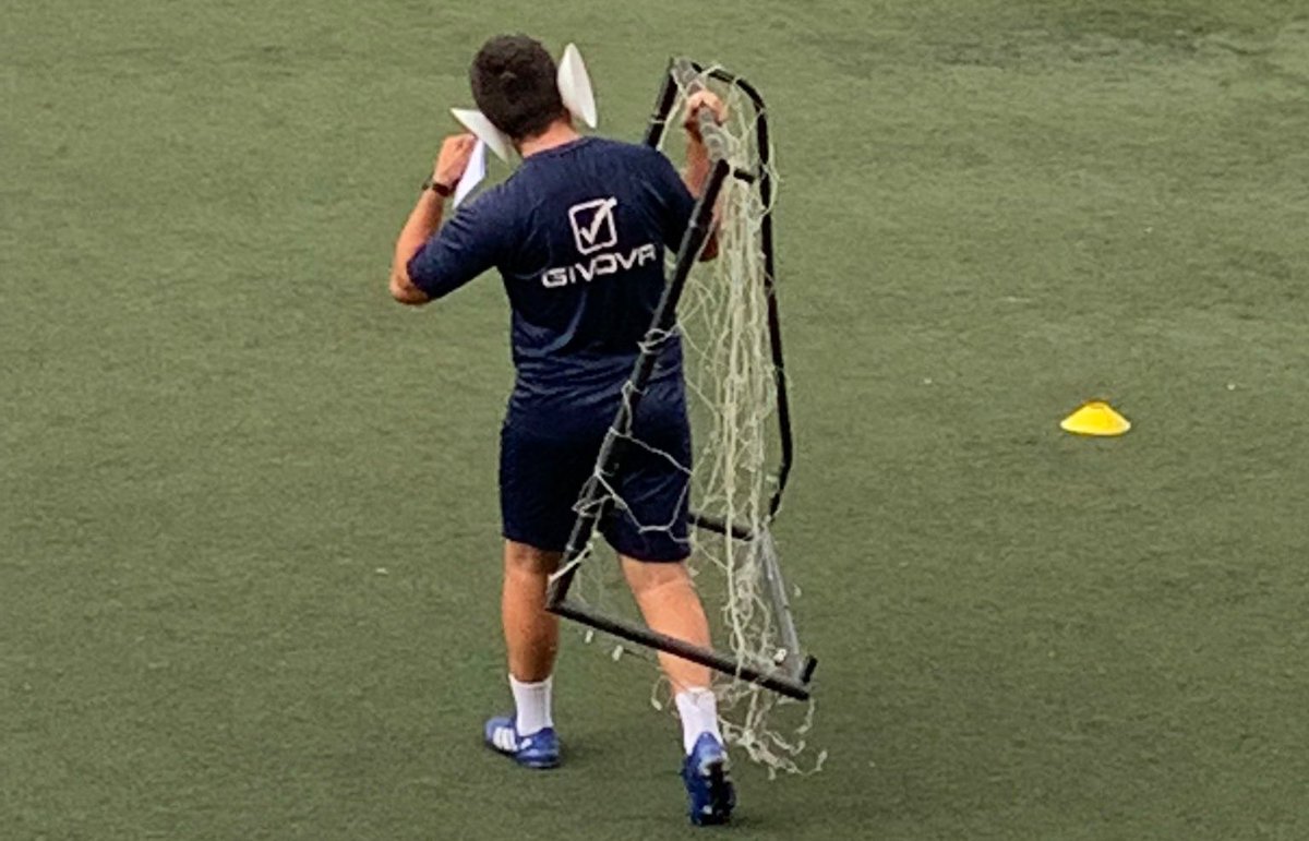 🎥 Mentre uns treballen amb l’equip de comunicació abans de l’entrenament, altres… 😐🤷🏻‍♂️