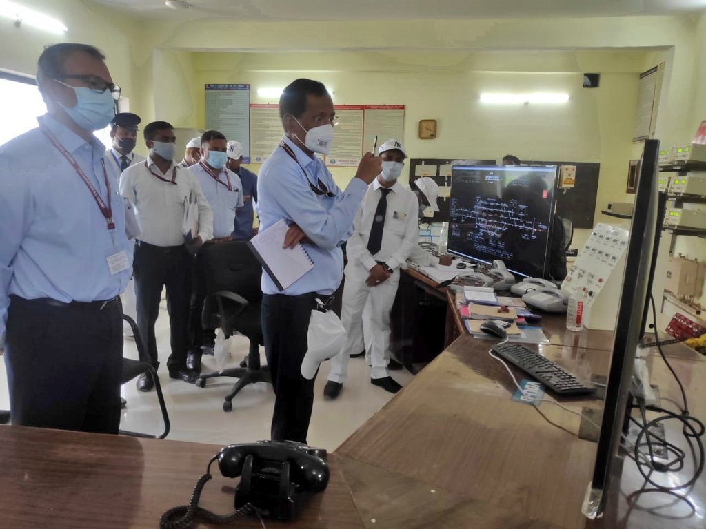 drmbsbner's tweet photo. Safety with Speed : Md.Latief Khan, Commissioner Railway Safety, N.E. Circle, Lucknow inspected newly constructed double line with electrification in Handikhas - Ramnathpur section.

@RailMinIndia @nerailwaygkp https://t.co/TvDtk3kj0j