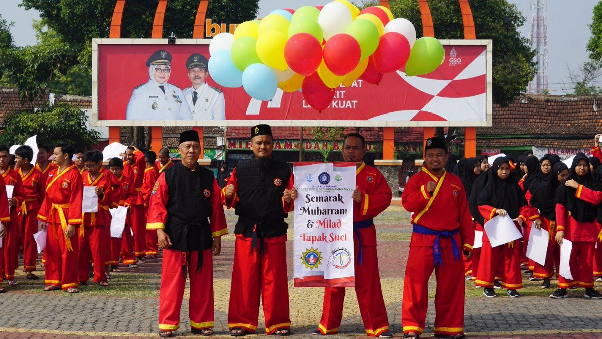 SMP_darulihsan's tweet photo. Sabtu, 30 Juli 2022 seluruh keluarga Ponpes SMP dan MA Darul Ihsan Muhammadiyah Sragen turut memperingati Tahun Baru Islam 1 Muharram 1444H . Kegiatan meliputi pawai jalan sehat menuju ke Alun-Alun Sragen. #Muhammadiyah #tspm #sragen #dimsa https://t.co/MfOMkG1rZy
