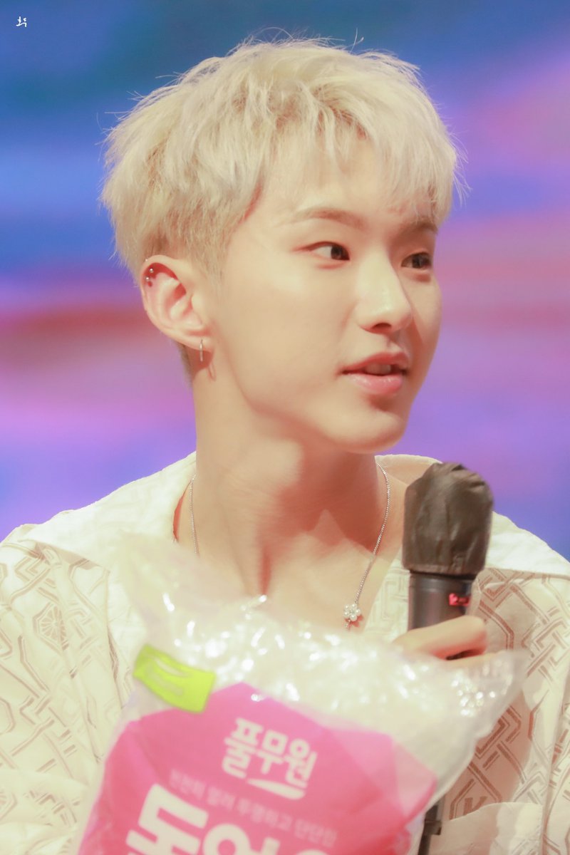HODWO0's tweet photo. 220723 비트로 팬사인회 호시 https://t.co/OYZKWpwFQU