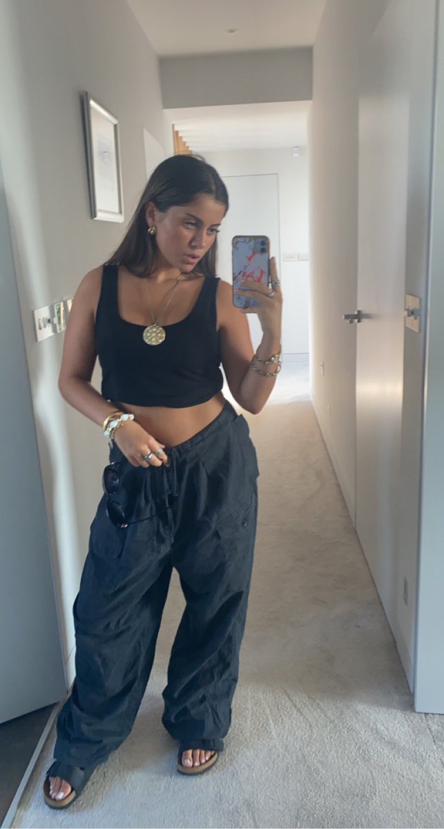 sendtosasha's tweet photo. Need to find an outfit for this weekend and it’s stressing me out 🤧 https://t.co/iAn4WLJjF5