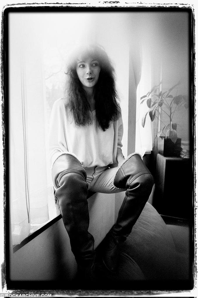 Singer #KateBush was born on this day in 1958. 
By rock photographer Jill Furmanovsky in 1978 aged 19, just after her debut single "Wuthering Heights". She was the first female artist to achieve a UK number one with a self-written song #womensart