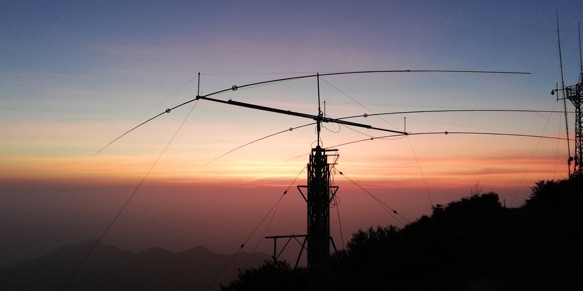 RuMeiXie1's tweet photo. Yagi antenna in the sunset。 https://t.co/r7SD3Szydw