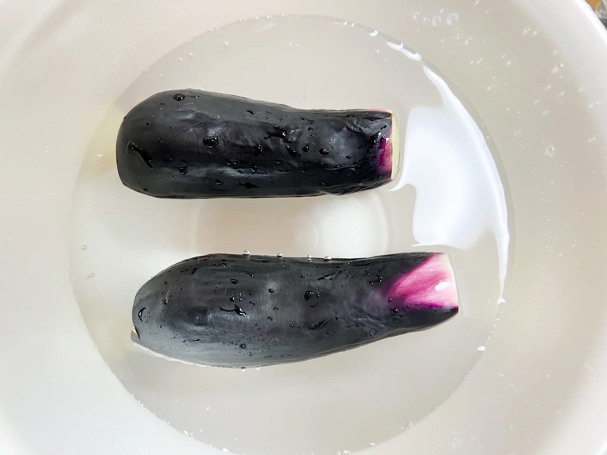 しなびた茄子を捨てないで！ある方法で茄子がピチピチに元通り！