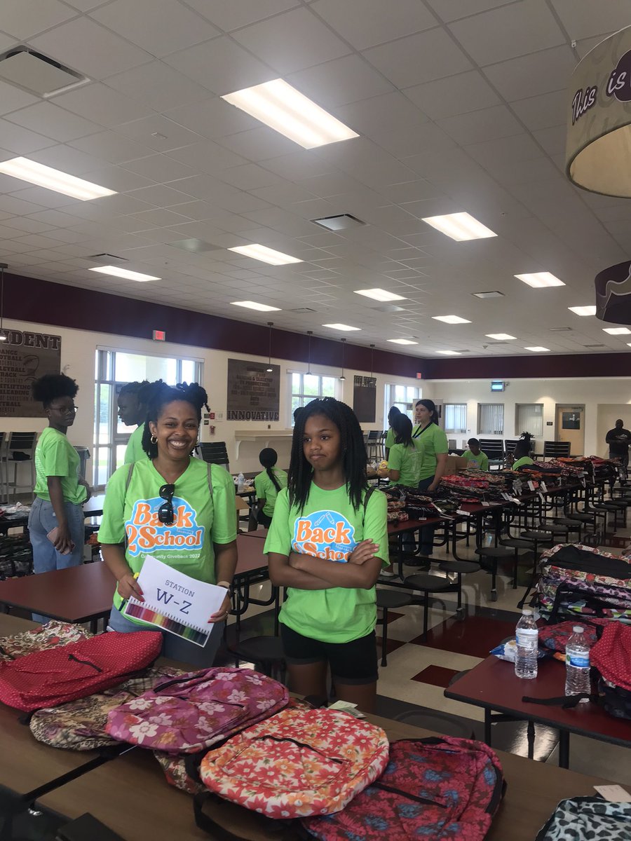 Let’s get this started! Happy to see so many smiling faces this morning at the “Back to School Community Giveback” <a href="/nmarion_high/">North Marion High</a>! <a href="/LDebick/">Lauren.debick@gmail.com</a> @MCPS_CAO <a href="/SuptMarion/">Supt. Diane Gullett</a>