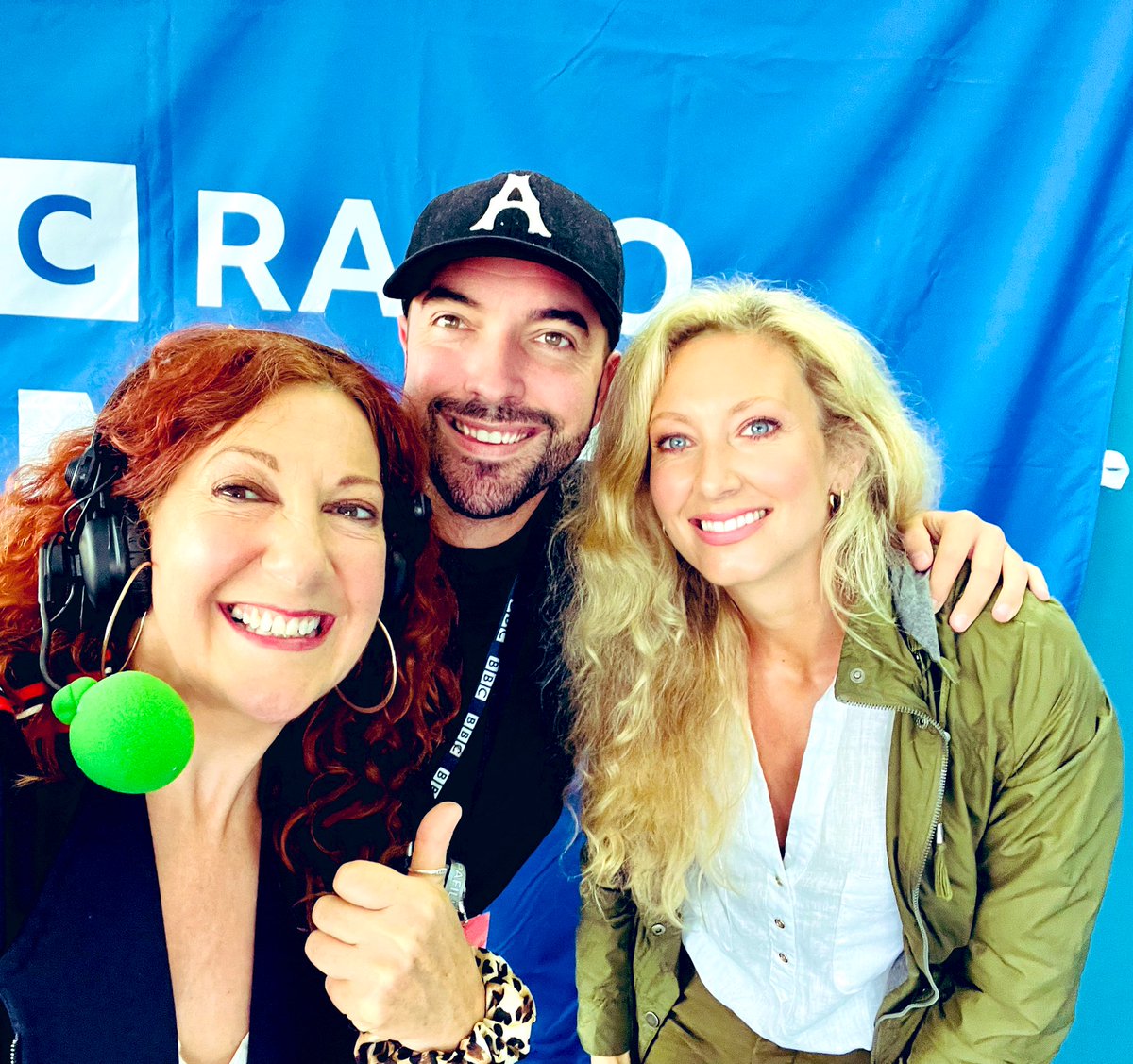 RealShanCothi's tweet photo. Cwmni hyfryd yn barod yn y cwtsh darlledu! 🥰👍@BBCRadioCymru @ceredigion2020 #joio #gwawredwards #ceriwyn #owainroberts #annegwyn #eleriedwards @gwawredwards @Tryst_Ellis https://t.co/xl2T2CjfHG