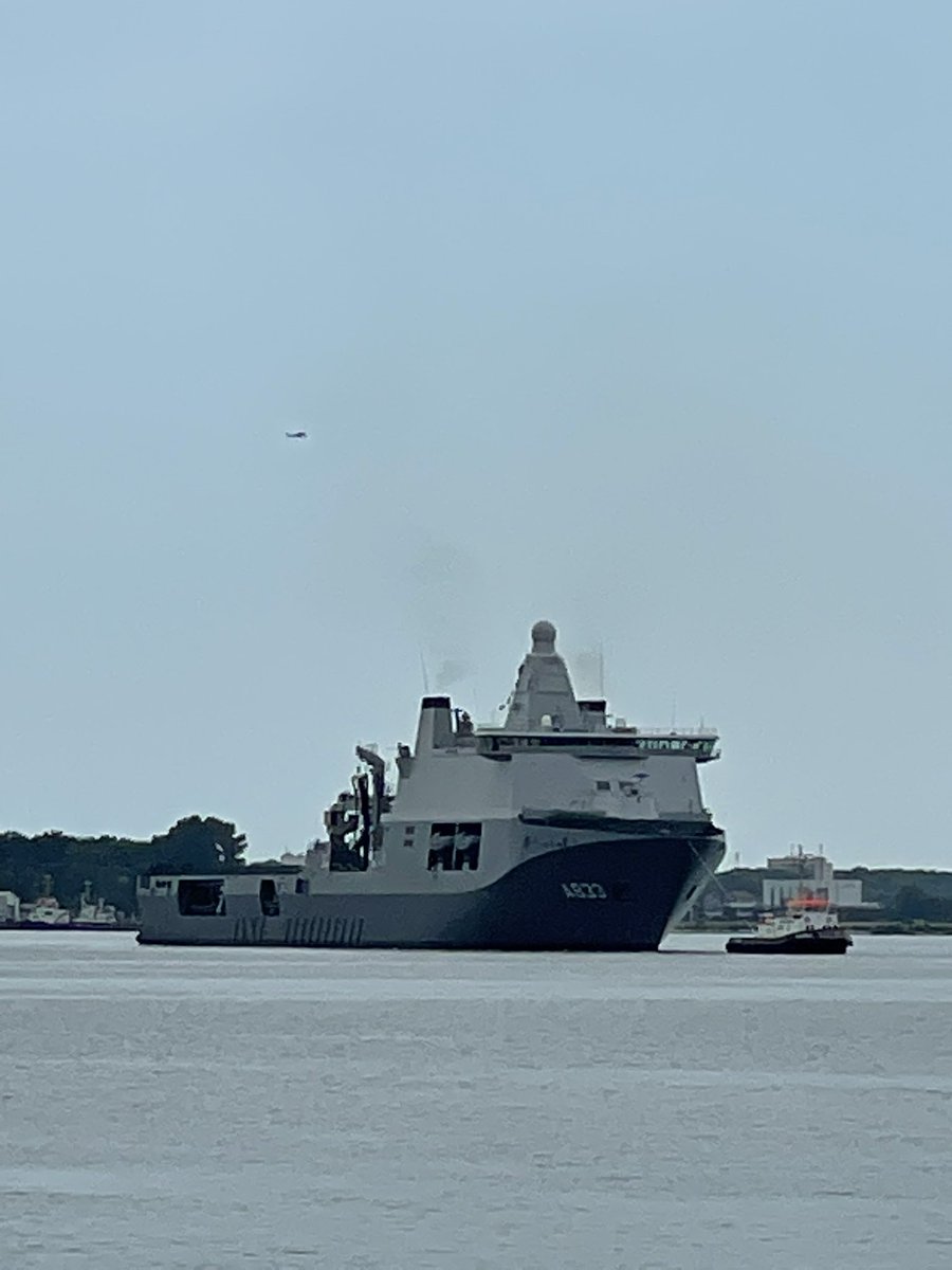 Einlaufen des niederländischen Mehrzweckversorgungsschiffes A833 „Karel Doorman“ im Marinestützpunkt Kiel/Wik. 🇳🇱 🇩🇪 #NATO