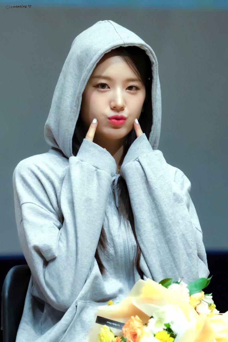 CLEMENTINE_1227's tweet photo. 220715 팬사인회 

나는 운이 좋았지
내 삶에서 나보다도
사랑한 사람이 있었으니

#fromis_9          #프로미스나인         
#장규리 #규리 #JangGyuRi #Gyuri https://t.co/X8mitKLADW