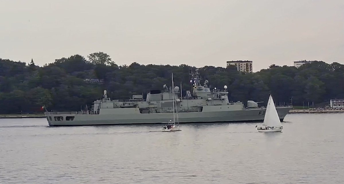 WarshipCam's tweet photo. Portuguese Navy Vasco da Gama-class frigate NRP Corte-Real (F332) coming into Kiel, Germany - July 30, 2022 #nrpcortereal #f332 https://t.co/FvKumn2D24