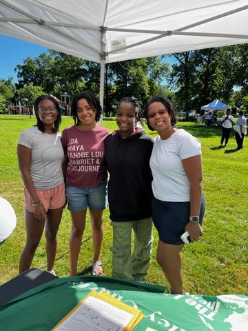 Greater Hartford Jack and Jill volunteering at the inaugural MOVE! 5K Walk/Run and MOVEMENT FESTIVAL @ULGH64 @epsilonomicronomega #HartfordHasIt #CommunityService <a href="/missporters/">Miss Porter's School</a> #HartfordGirlsRock