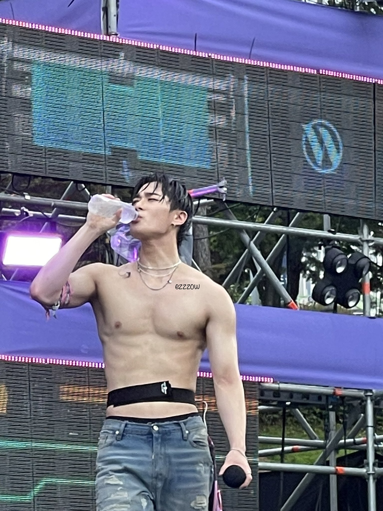 nsfw☀️ on Twitter: "OH FCKING HELL!!! Why is he so hot 😭 i MUST do