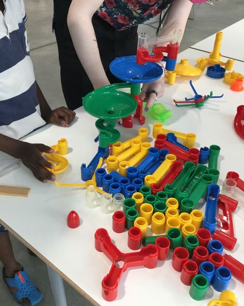 BibAssiaDjebar's tweet photo. Ce samedi, à Assia, c'est course de billes ! 🤩🟠👌
Après avoir mis en place un parcours difficile, périlleux, compliqué... bref dangereux, place à la compétition ! 
Qui remportera la victoire ? Le suspens est insoutenable ! #bib2paris #bibassiadjebar #assiadjebarsummercamp https://t.co/W6p7lwXobi