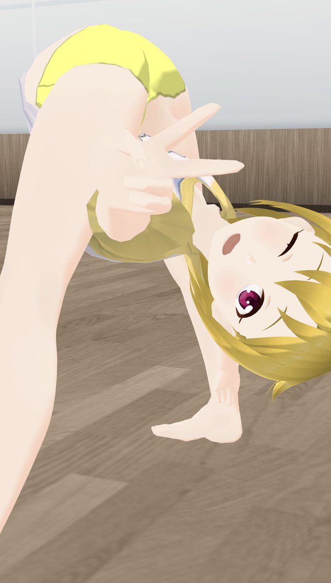 ContortionFun's tweet photo. 「え？ぜ〜んぜん痛くないですよ！これくらいの前屈なら軽〜いストレッチですから！いえ〜い！」

「本当ならプロデューサーさんには、わたしの本気の前屈を見せてあげたいんですけど今日はあまり時間ないので、今度見せてあげますね♪」 https://t.co/gtvK08A6O4