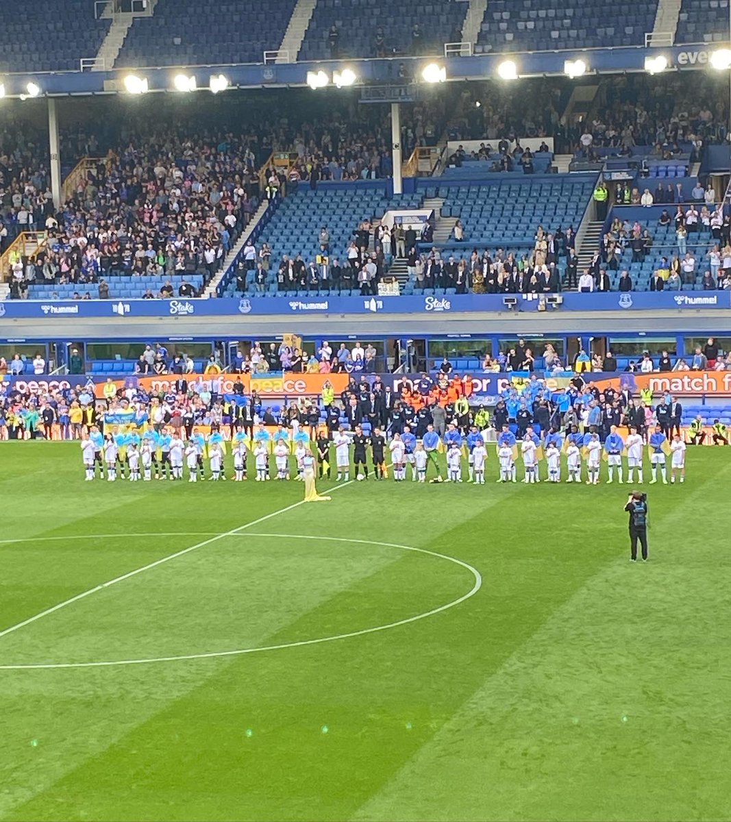 KeiraKnox06's tweet photo. #MatchForPeace 💙
- a game that celebrates the unity in the footballing world, celebrating the strength and determination of Ukraine. Everybody supporting everybody.
- an incredible debut for @dwightmcneil 2 goals and assist for @Tarky19 on his Goodison debut too
#Everton https://t.co/t172x0T9rW