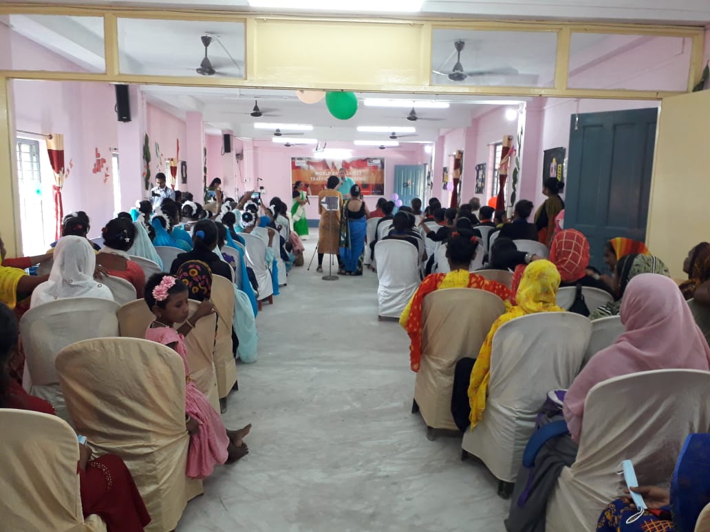 NickDLow's tweet photo. 🇬🇧🇮🇳🤷‍♀️

Privileged to spend today with @KolkataSanved, Sundarbans Social Development Centre and Young Change Leaders in Mandirbazar. A joyous and stirring observation of #EndHumanTrafficking Day and proof of the power of community activism as a force for good. @UKinKolkata https://t.co/1NaDjnCaaV