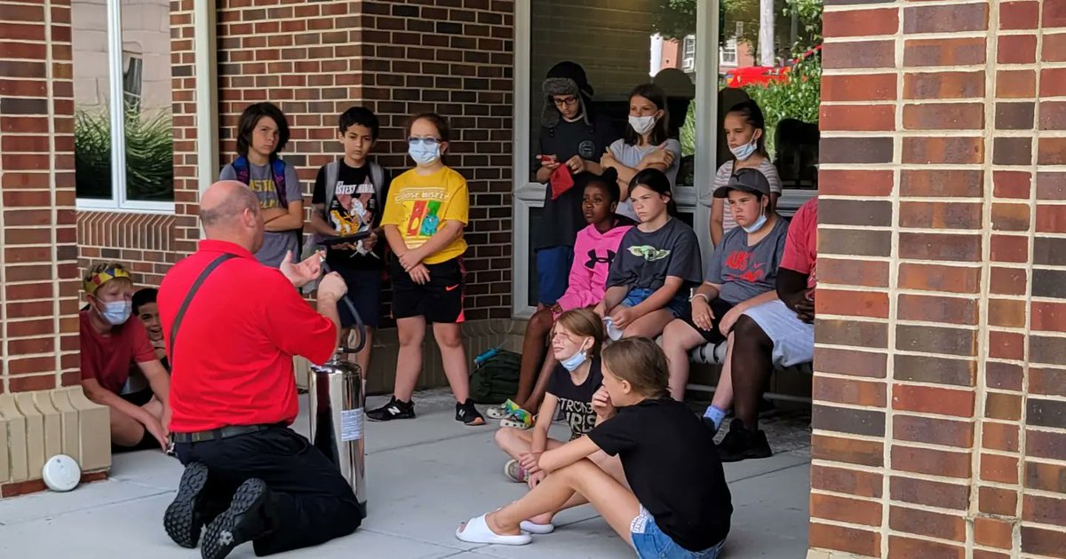 Ourbrightfutur1's tweet photo. The Dudley Fire Department visited our students yesterday and taught them about kitchen safety and fire safety! Our students were shown hands on experience!
#OBF #OurBrightFutureInc #STEMingintosports #summerprogram #summer2022 #nicholscollege #CIPA #truerobotics #robotics https://t.co/C3tlFHSOve