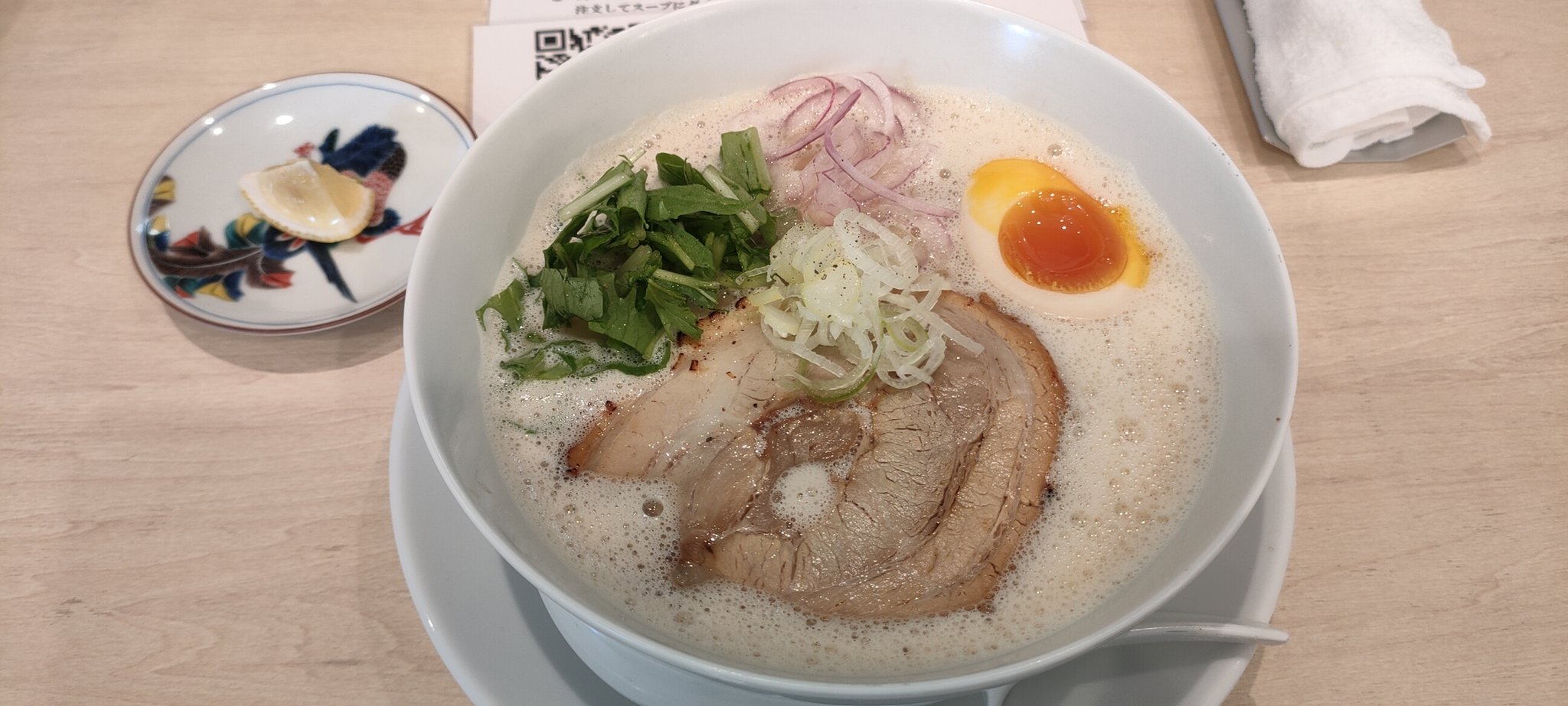 Haru ３９４ 青葉区春日町 鶏白湯そば さゝ木 鶏白湯ラーメン ダイブ飯セット 濃厚な鶏白湯スープ が売りだが どこか爽やかさを大切にしている印象のラーメン レモンや卓上の酢を加えると爽やかになると同時に元のスープのまろやかさも更に感じる事