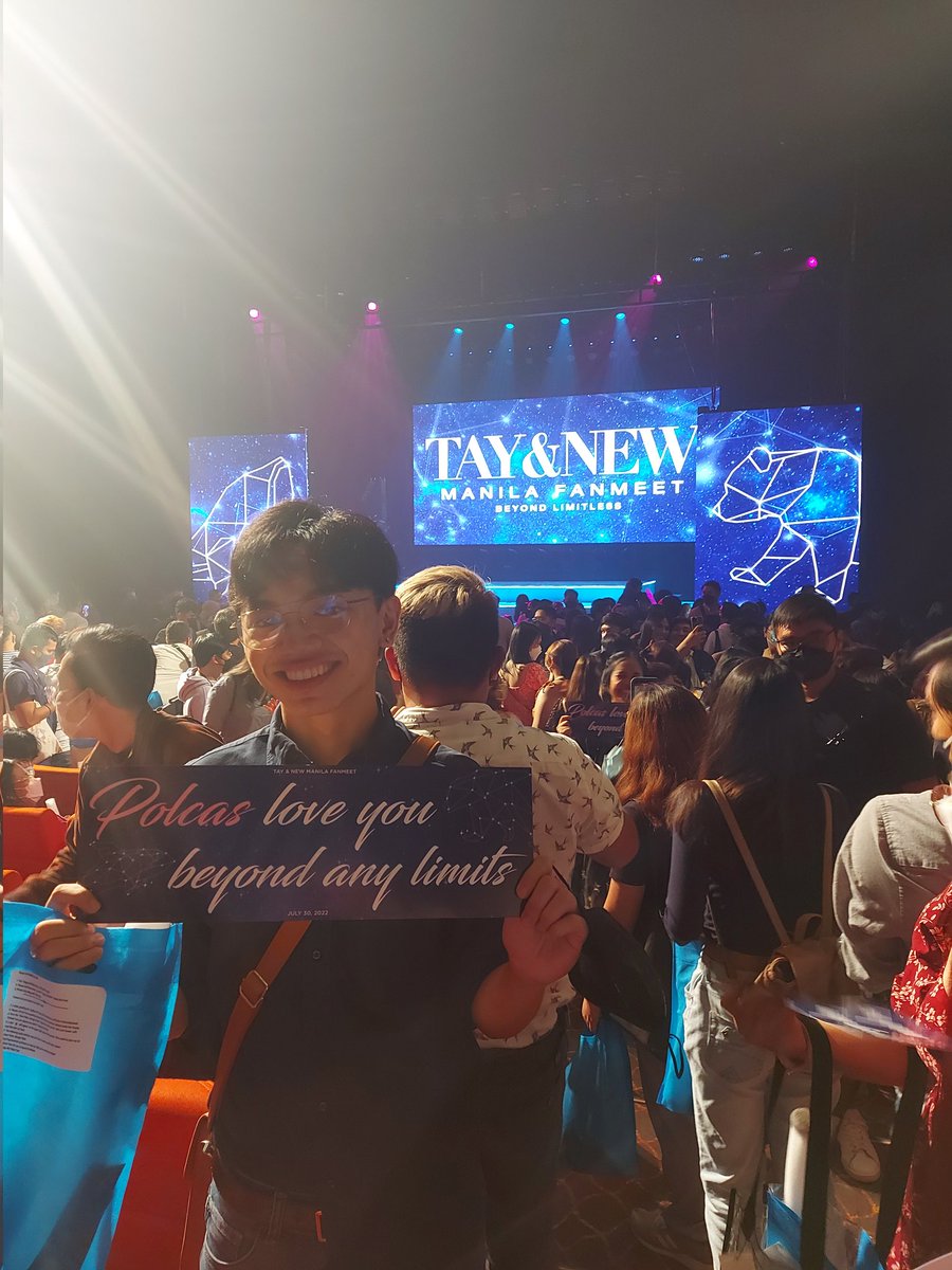 mONCEtaXx's tweet photo. Tbh I kind of drifted away from being a Thai BL fan. However, I didn't want to waste the opportunity of seeing my fave Thai artist personally, @Tawan_V. I felt very envious of fans who got to hug Tay and New, and hold their hands. 
#TayNewManilaFanmeet https://t.co/ryFC5UeNtY