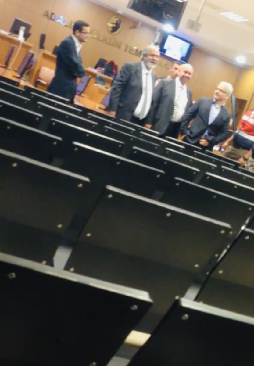SebnemceHanim's tweet photo. O gün duruşmada hastalığını anlatıyordu, mahkeme başkanı dediki bize hastalığını anlatma savunma yap! Şükrü Tuğrul Özşengül’ün cenazesi bile gülümsüyormuş.Duruşmada babama gülümsediğim için bana da kızan  mahkeme başkanı biz ölürken de güleriz. Gülmelerimiz size dert oldu, olsun. https://t.co/HPHI6oH3uu
