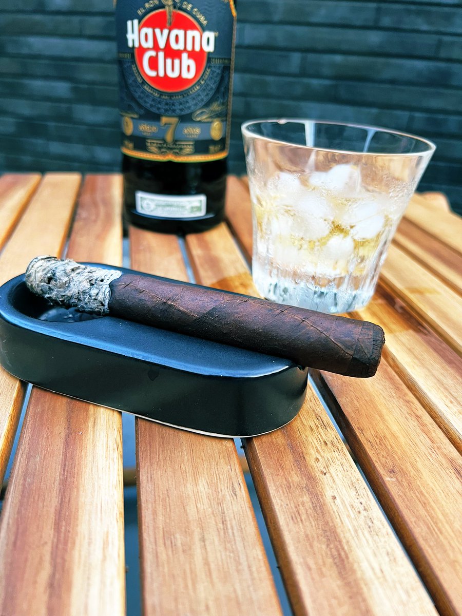 hiro_shi_05's tweet photo. ロッキーパテル エッジ マデューロ トロ

＃葉巻
＃cigar
＃ロッキーパテル
＃マデューロ
＃トロ
＃ニカラグア https://t.co/wS1MQaKk29