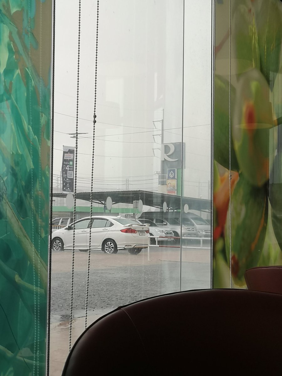 NumJ79's tweet photo. ฝนตก เหมือนโกรธใครมา https://t.co/QqVij3APnH