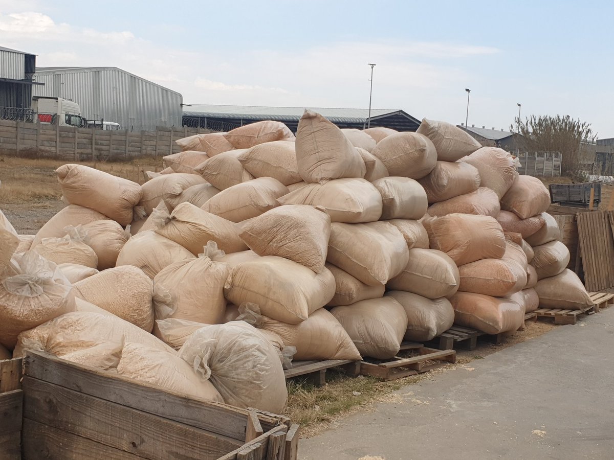RFeatherzzz's tweet photo. Poultry Farmers pine shavings R20 a bag if your east rand based dm me I'll connect you with the seller. #eachoneteachone #eachonereachone https://t.co/eo5Vp0FCyo