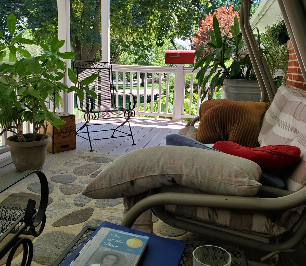 JoyNealKidney's tweet photo. Praise God from whom all blessings flow!
Good morning from Iowa!
#julyiniowa #frontporch #hubbysothermancave #reading #whoradio https://t.co/KypbqViCbr