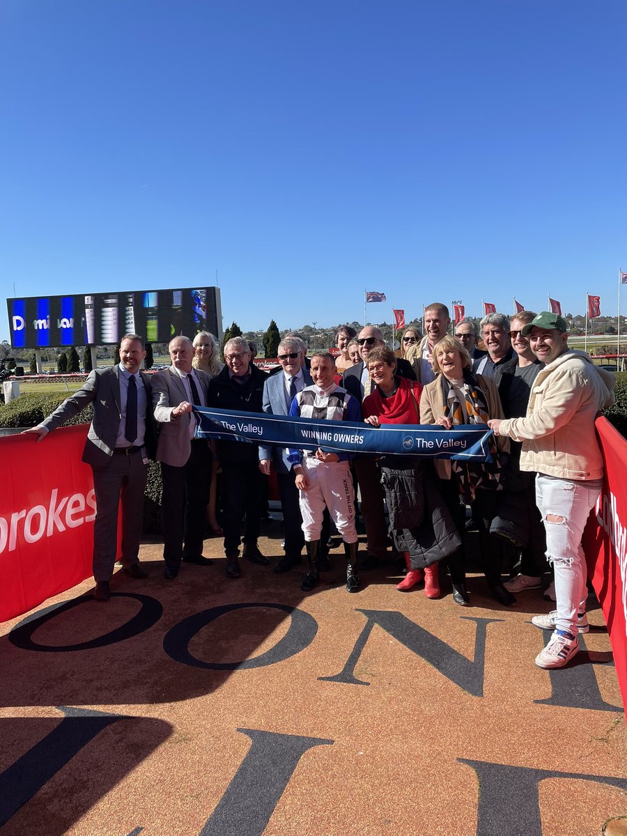 1000giggles's tweet photo. Great day as always and so great to be back @TheValley congrats to all winning #OwnersConnections and thx as always to all owners members sponsors &amp; #TheValley Committee Management &amp; Staff #LoveTheValley #ownersrock #1000SmilesAlways @ladbrokescomau @RanvetPtyLtd #dominant https://t.co/MonlXLdzoH