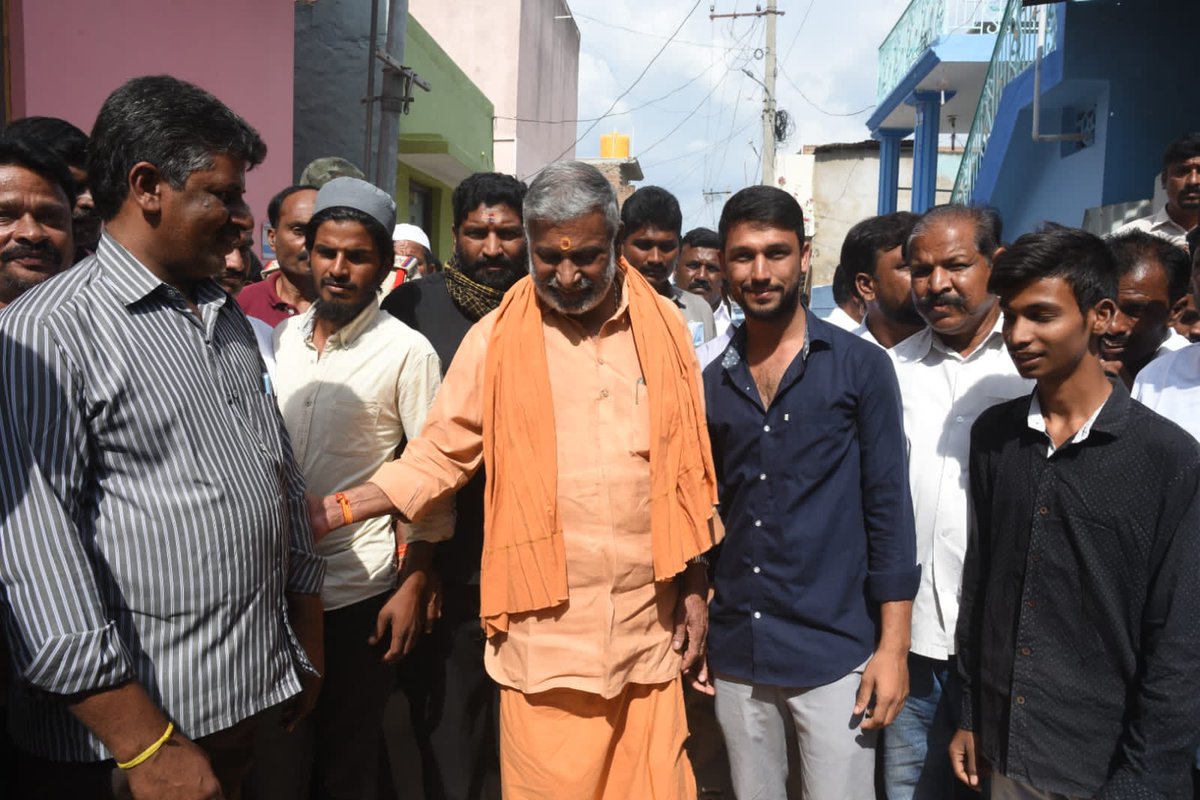 AmmukuttyYsrcp's tweet photo. ఈరోజు పుంగనూరులో శ్రీ గౌరవ  రామచంద్రారెడ్డి గారి కలిసిన వైఎస్సార్సీపీ అమ్ము కొట్టి #BLACKPINKxPUBGM #APolicyForLabour #YSRKapuNestham #ysrcpplenary #jaganFailedCM #CMPunjabElection #cmpunjabelections https://t.co/inDNIXiNdA https://t.co/nrRKSkk9sg
