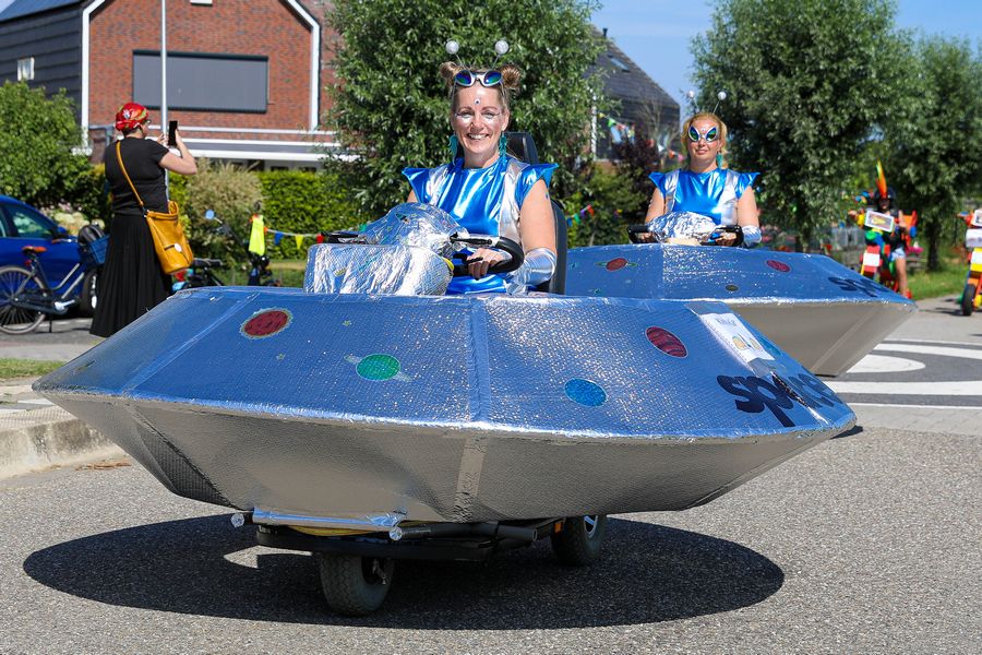 RickdenBesten's tweet photo. IN BEELD: de allegorische optocht in #Noordeloos. Vanavond een uitgebreide fotoreportage op @KontaktAlblas. #hetkontakt https://t.co/AdDB15tnVo