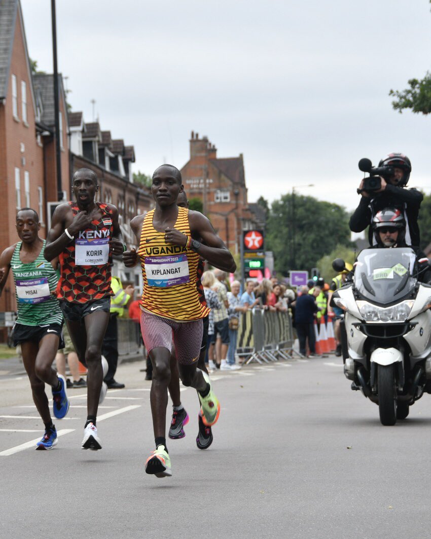 Fireliglntfi's tweet photo. BREAKING: The 22 years old Victor Kiplangat wins Uganda the first Gold medal at the Commonwealth Games men's Marathon. 🥇

Congratulations! 🎊

Courtesy Photo.

#CommonwealthGames2022 #NBSUpdates https://t.co/JInbtE5vJG
