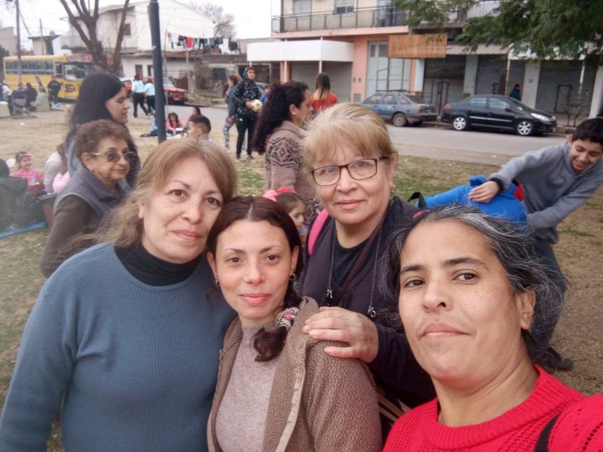 morales_2022's tweet photo. @Vivoelsabado buen día Edu hola Ceci acá estamos disfrutando las últimas vacaciones de invierno con Olga Pame y Ana la kermesse en el barrio para todo los chicos en la plaza Juan Manuel de rosas santa brigida San Miguel buen sábado chicos!! https://t.co/RSRlvJxu6f