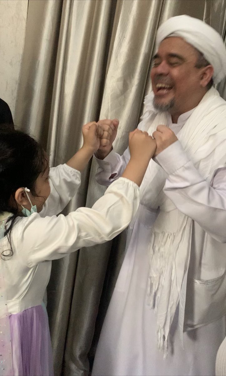 Bismillah

Alhamdulillah bisa silaturahmi &amp; dapat doa dr Habibana, jazakallah khair 🙏🏻

Smoga singa kecilku kelak, akan mengaum sekeras Singa Allah.. HRS

Tegakkan Amar Maruf Nahi Mungkar
Hidup &amp; mati hanya satu krn Allah saja ☝🏻
Allah ! Allah ! Allah !

Aamiin ya Allah aamiin 🤲🏻