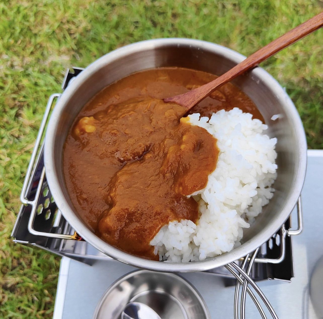 تويتر 宮崎チキン南蛮カレーのルウ王子 على تويتر ルウ王子のゆルウキャン おかげさまで 連日仕事の依頼が殺到で 大忙し そんな中でも ルウ王子のキャンプ専用 冷凍カレーの研究は忘れずに 来週実家の庭キャンプ場の 草刈り予定なので昼飯は テゲうま