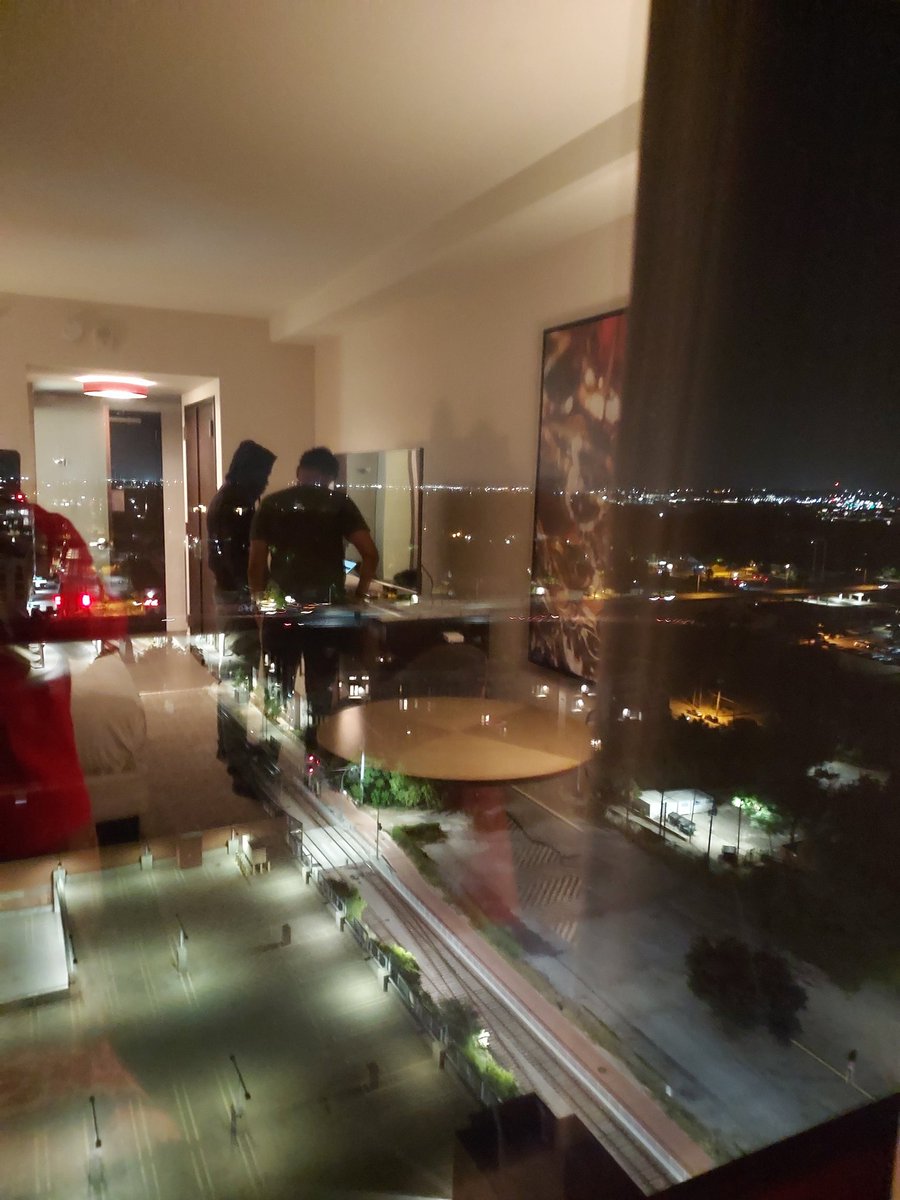 twentyonedays_'s tweet image. We're in Austin. We're still up working. #views #thestartupbus