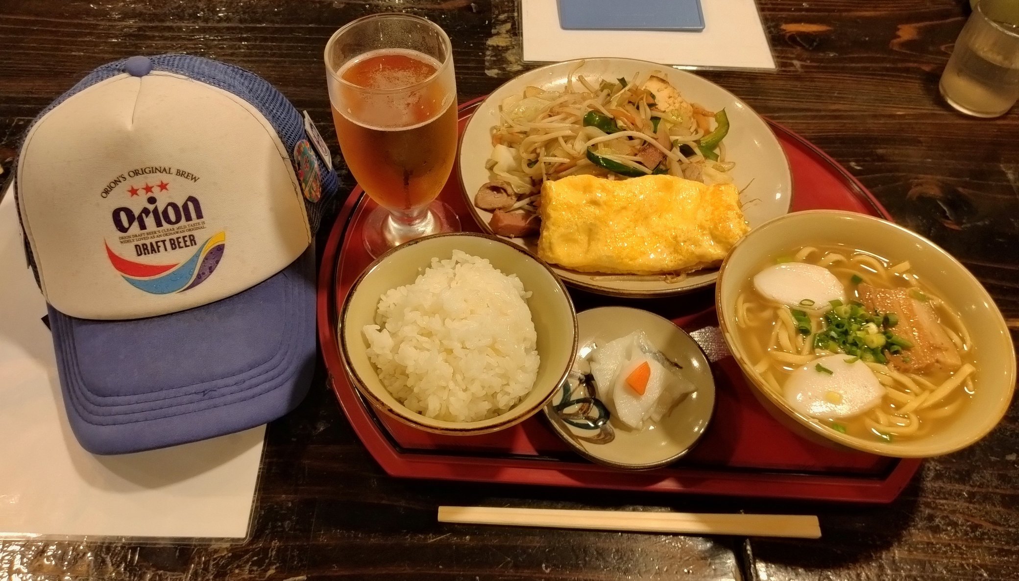 土 日 旅人 Donichi Tabito バスの撮影 乗車を一旦切り上げて晩ごはんにしましょう 那覇で泊まる時は必ず利用する そば家鶴小 壺川店へ 今日は野菜チャンプルーと半そばのセットを もちろんオリオンビールも欠かせません 帽子は別売り 笑 晩