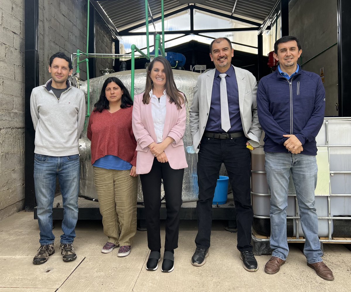 augustahermida's tweet photo. Se imaginan producir energía de desechos orgánicos en tu barrio o edificio?
Esto ya es posible y lo estamos perfeccionando en la @udecuenca!
Felicitaciones x este hermoso laboratorio y los grandes proyectos que se vienen @andres_oam Verónica Pinos Juan Fernando Cisneros @iDRHICA https://t.co/oFQ7O8wVik