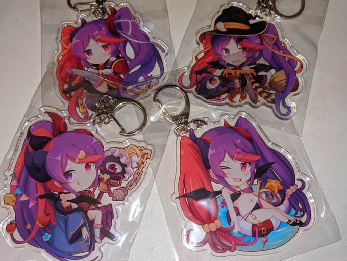 ミサキのアクキー届きましたー
だいたい成人男性の手のひらに収まるぐらいのサイズで思ったよりデカいです。。 