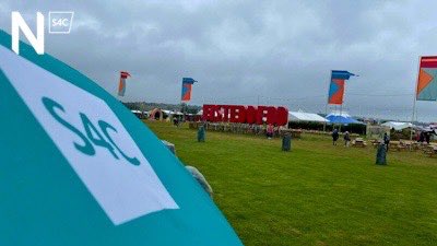 TomosGruffydd's tweet photo. Braf bod ‘nôl ar faes @eisteddfod am y tro cyntaf ers 2019 🥳

Bydd gan @NewyddionS4C y diweddaraf o’r maes drwy gydol yr wythnos ar-lein, ar deledu ac ar ap Newyddion S4C 📲

Dewch draw i ddweud helo! 👋 https://t.co/jRQM6qQVdu