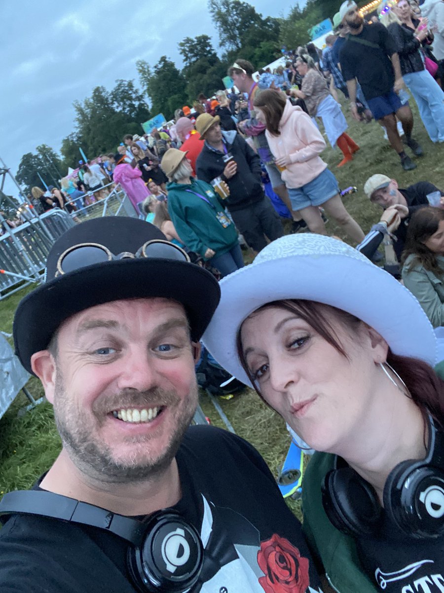 airtime55's tweet photo. She said yes @KendalCalling @Tim_Burgess #inthefields https://t.co/fer8NreM3a