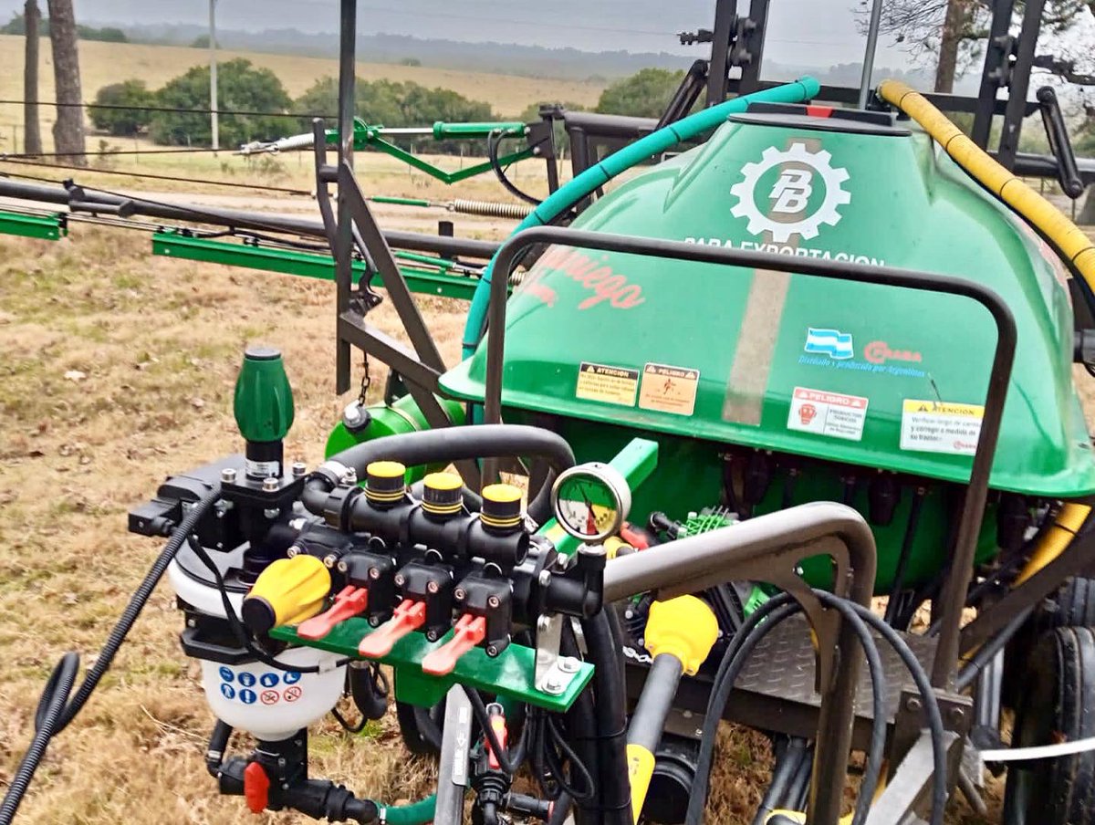 surenamaquinas's tweet photo. Entrega Pulverizadora PRABA 🇦🇷de 2000 ts en tandem - con bárral de 18 metros - totalmente hidráulico!!! 🔥🔥💪💪#Sureña #Sureña_maquinaria_agricola #praba #pulverizadores_praba https://t.co/EEhGEqWPm4