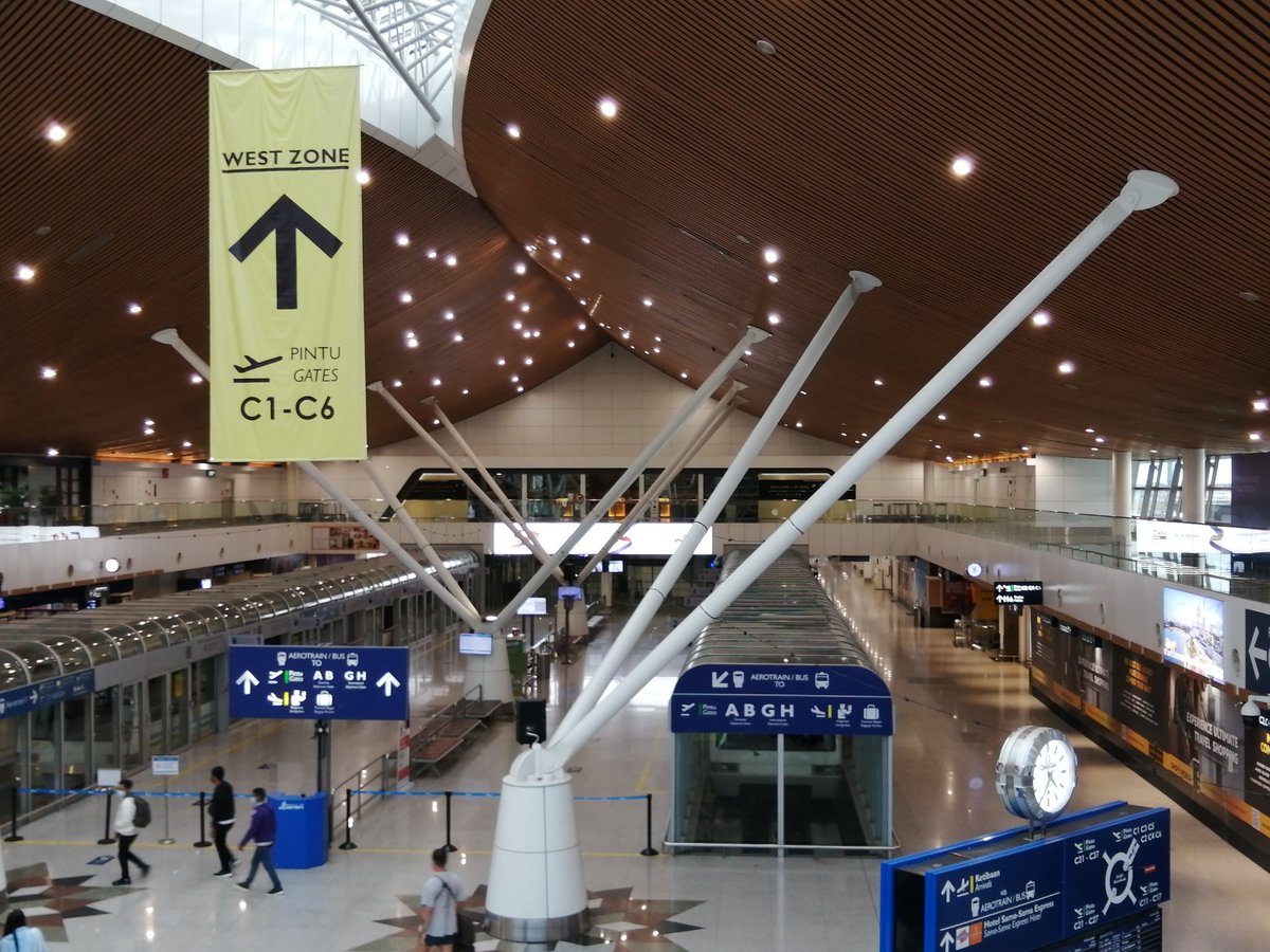 YforYes's tweet image. 約10年振りに、黒川紀章のクアラルンプール国際空港。

当時はピンとこなかったが、改めてみると、熱帯雨林の巨樹から漏れる光、を表現したかったんだと理解できた。

大げさに傾いた枝、ランダムな照明が、床とガラスの反射が相まって、黒川氏が解釈したジャングルが出来ている。

#現代熱帯建築