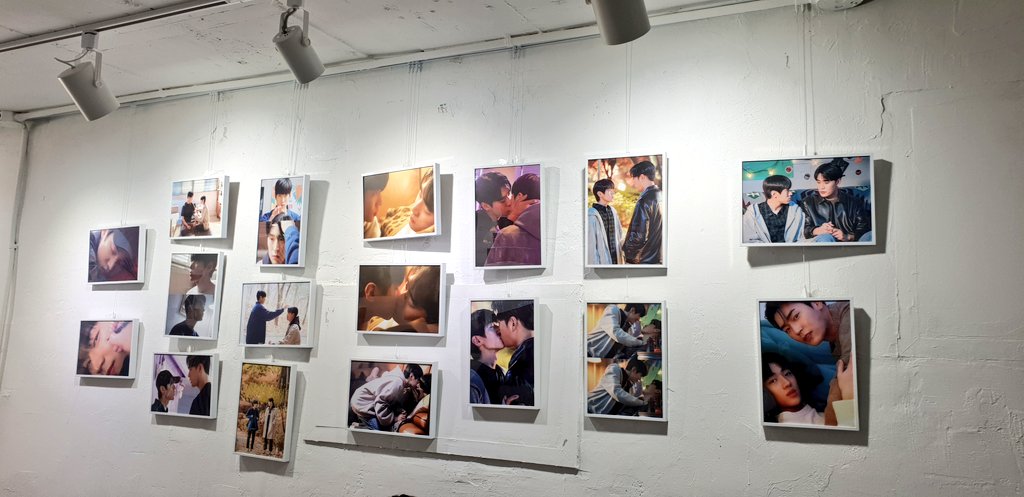 yolo_8282's tweet photo. @SeErrorMovie 220730 시에러 이벤트 카페 이유 방문 인증📸 입구에서부터 화사히 반겨주는 우리 솸찬🤗 사진테마로 아기자기하게 꾸며져 있어서 귀여웠어! 31일에 개봉하면 스크린 내려갈 때까지 매일매일 볼거야 얼른 영에러 와라~💙💜

#시맨틱에러 
#장재영 #추상우 
#SemanticError_Themovie https://t.co/L1le1JXuUm