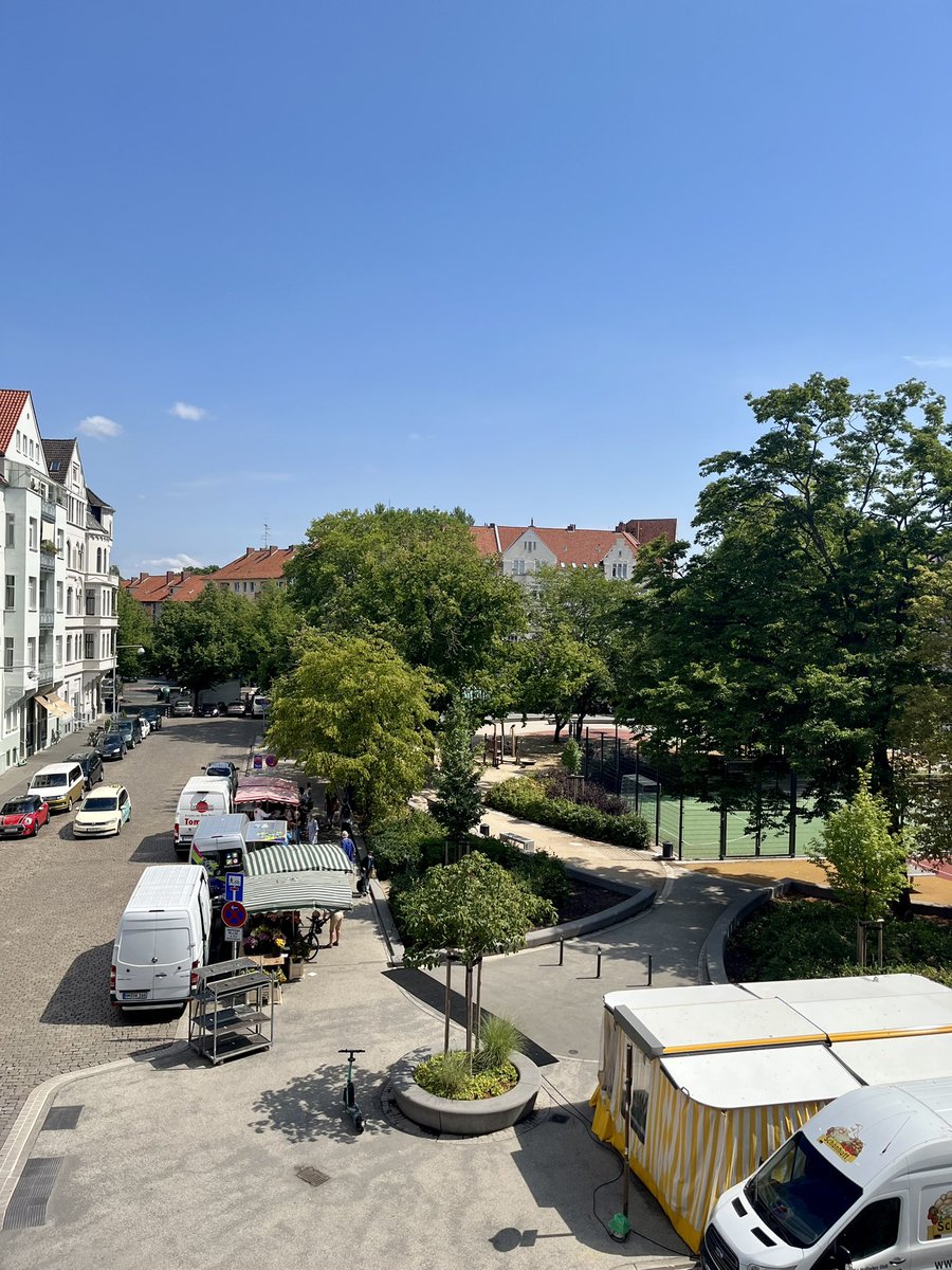 an_floet's tweet photo. In den Schulferien machen meine Freunde Urlaub und ich #Staycation am Moltkeplatz. Der andere Stadtteil fühlt sich wie Urlaub an. Der Platz ist fantastisch und lebt zu jeder Tageszeit. #immerwaslos #Hannover https://t.co/DVrMO9625P